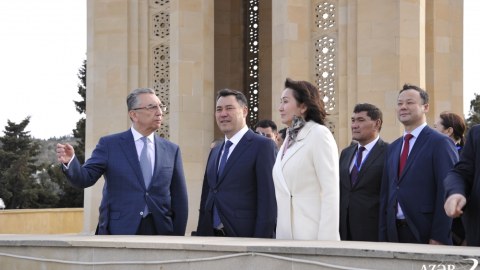 Sadır Japarov və xanımı Şəhidlər xiyabanında - FOTOLAR
