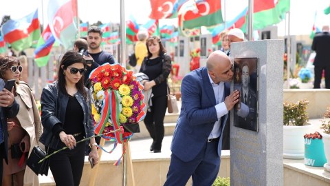 Zəfər Qurultayının iştirakçıları Fəxri və Şəhidlər xiyabanında - FOTO