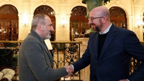 Şarl Mişel Paşinyanla danışıqlar apardı