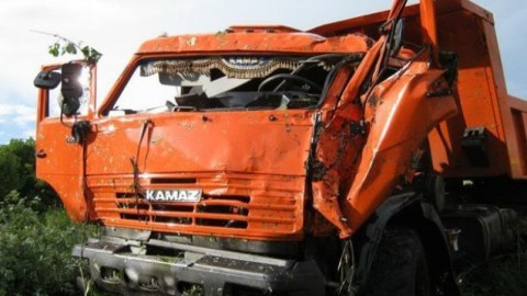 “Kamaz”la “BMW” toqquşdu - Xəsarət alan var