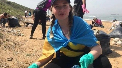 Ukraynalı qaçqınlar İstanbulda zibillikləri təmizlədilər