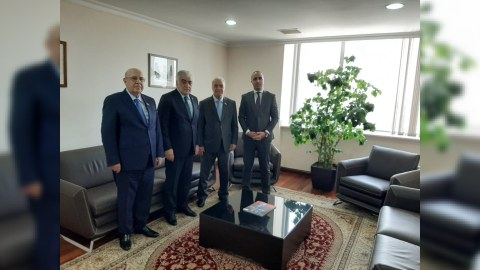 Şamil Ayrım Milli Məclisdə həmkarları ilə görüşdü