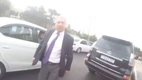 “Lexus”la ayağının üstündən keçdi, döyüb təhqir etdi - VİDEO