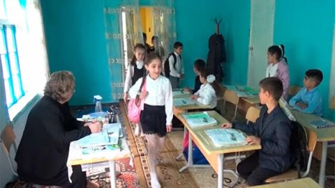Müəlliminin evində dərs keçən şagirdlərə məktəb tikiləcək