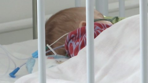 1 yaşlı oğlunu eyvandan tullayan ataya cinayət işi AÇILDI