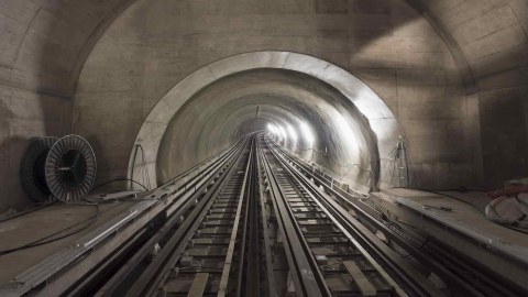 Bakı metrosunda OLAY - 2 qız qatar yolu ilə tunelə qaçıb 