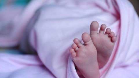Körpəsini eyvandan atan şəxs həbs edildi