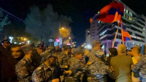 İrəvanda polislər aksiyaçıları DÖYDÜ
