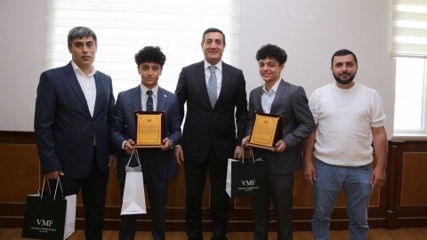 Deputat Avropa çempionatının mükafatçıları ilə görüşdü