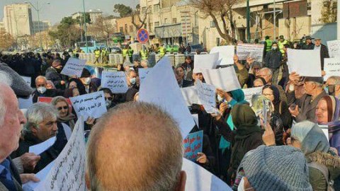 İran polisi etirazçı müəllimləri döydü