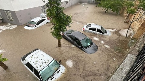 Türkiyədə güclü sel: Maşınlar su altında qaldı - VİDEO