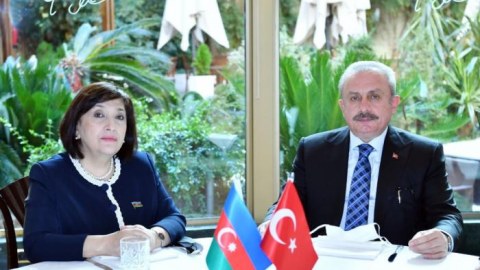 Sahibə Qafarova və Mustafa Şentop müzakirə aparıb