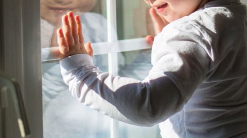 Nənəsigilə qonaq gedən azyaşlı eyvandan yıxıldı