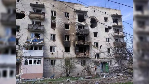Ruslar kimya zavodunu atəşə tutdu - Ölənlər var