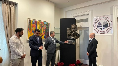 Hüseyn Cavidin büstü Ticarət Palatasına hədiyyə olundu