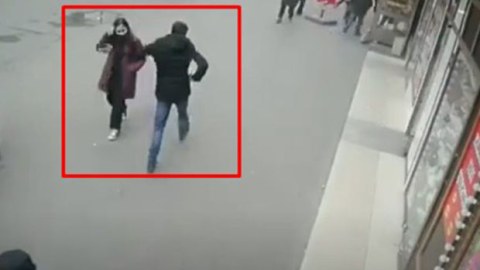 Küçədə qadınlara şillə vuran kişiyə HÖKM OXUNDU