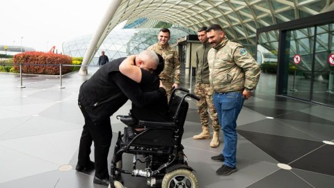 Türkiyədə müalicə alan iki qazi geri dönüb