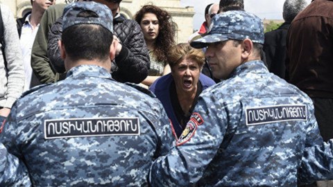 Erməni generalın oğlu tutuldu, bir etirazçı öldü - İrəvanda gərginlik