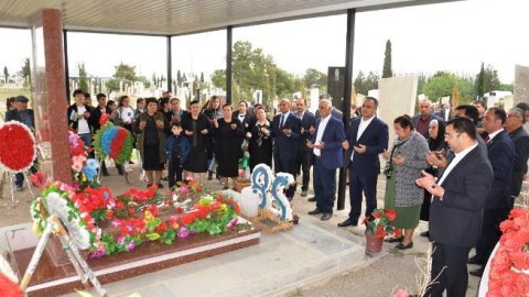 İcra başçısı Milli Qəhrəmanın məzarını ziyarət edib