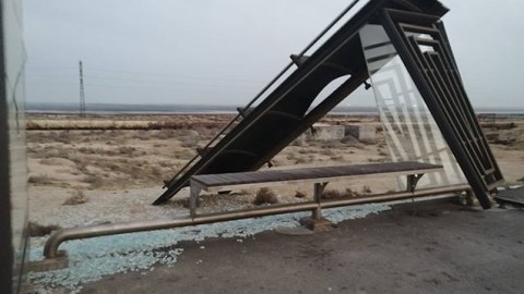 Güclü külək avtobus dayanacağını aşırdı