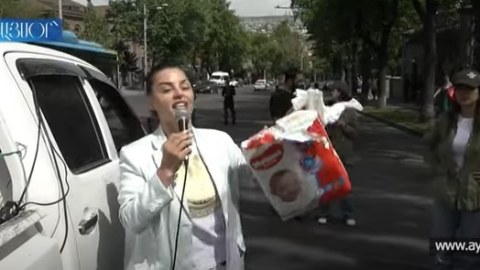“Pampers”li aksiya: Qadınlar Paşinyanı ələ saldılar - VİDEO