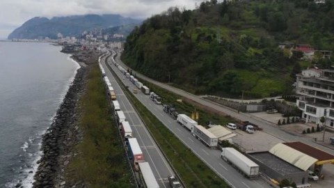 Sərhəddə 8 kilometrlik “TIR” növbəsi yarandı