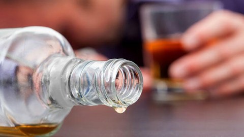 İranda içkidən kütləvi zəhərlənmə - Ölənlər var