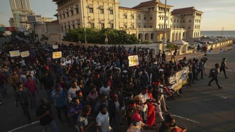 Şri-Lankada etirazlar - Baş nazir istefa verdi, ölənlər var