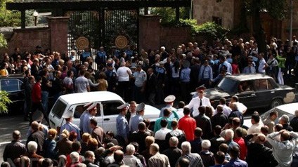 İrəvanda müxalifət hökumət binalarını hədəfə aldı