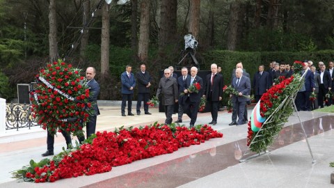 AHİK-in rəhbərliyi Heydər Əliyevin məzarını ziyarət edib
