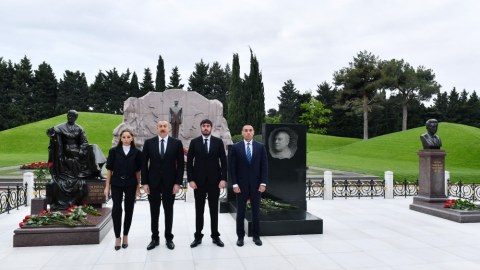 Prezident və ailəsi Heydər Əliyevin məzarını ziyarət edib - FOTOLAR