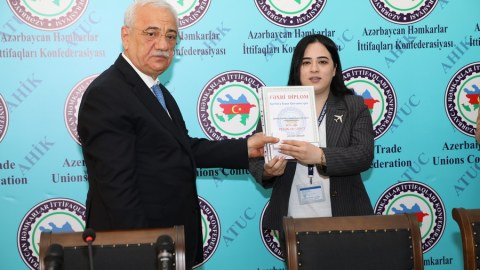 Səttar Möhbalıyev gəncləri mükafatlandırdı
