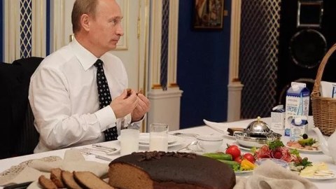 Putin nə yeyib-içir? - Keçmiş arvadı onu bu məhsulla mətbəxə şirnikləndirib...