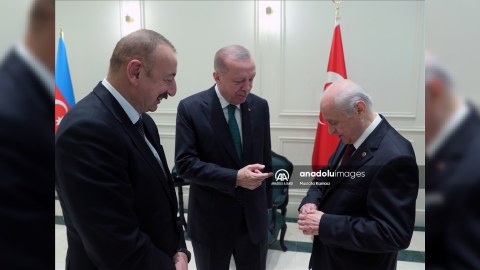 Prezidentə “Qarabağ Fatehi” yazılı tapança hədiyyə edildi - FOTO