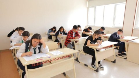Başqasının yerinə imtahana girmək istədi, 4 telefon aşkarlandı