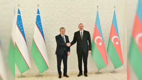 Şavkat Mirziyoyev İlham Əliyevi TƏBRİK ETDİ