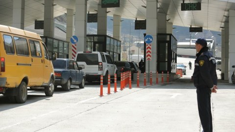 Rusiya Gürcüstanla quru sərhədini açdı