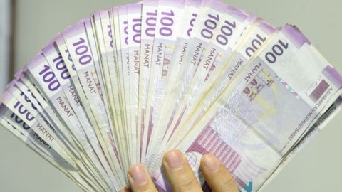 Maşından küçəyə "100-lük" səpdi - Polislər tutdu