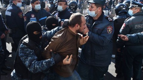 Paşinyanı istefaya çağıran partiya sədri saxlanıldı