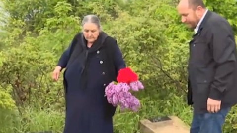 Şəhid anası 30 il sonra oğlunun məzarı başında - VİDEO