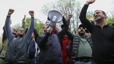 Etirazçılar Paşinyanın iqamətgahına yürüş edib