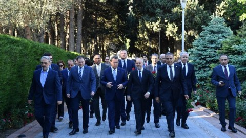 Üç ölkənin deputatları Ulu Öndərin məzarını ziyarət edib