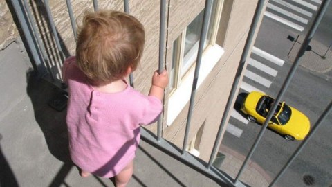 Övladı eyvandan yıxılıb ölən ata həkimi döydü