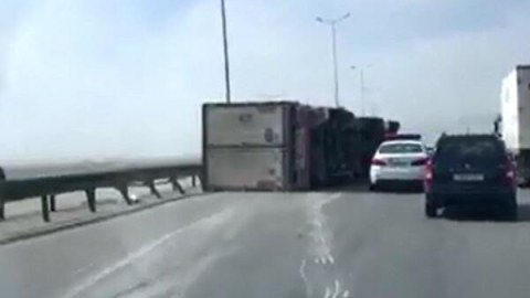 Külək “TIR”ı aşırdı – Sürücünün qolu amputasiya olundu