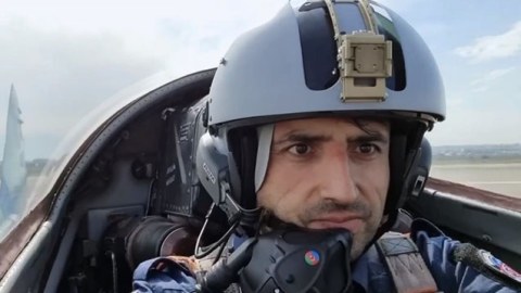 Bayraktar ilk dəfə Bakıda döyüş təyyarəsi sürdü - VİDEO