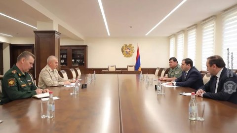 Ermənistan müdafiə naziri Qarabağdakı rus komandanla görüşdü