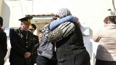 2 məhkum qadın ailəsinə qovuşdu