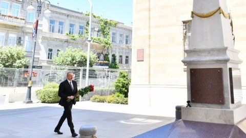 Prezident Cümhuriyyət abidəsini ziyarət edib