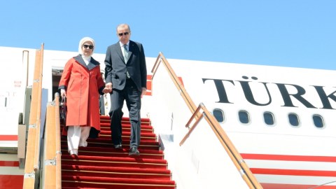 Ərdoğan xanımı ilə Bakıya gəldi - FOTO