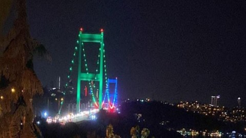 İstanbul körpüləri bayrağımızın rəngləri ilə işıqlandırılır